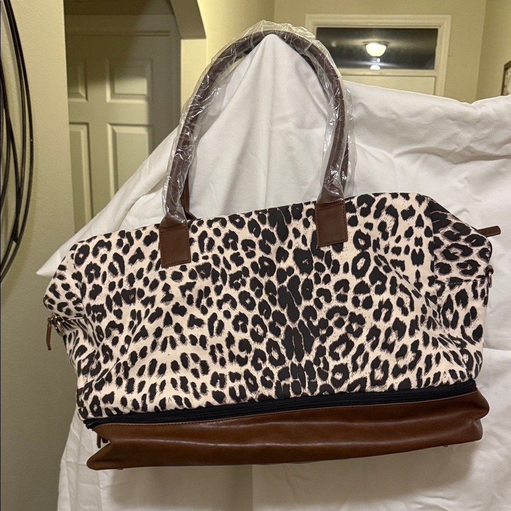 Stylish Leopard Print Travel Bag with Brown Accents